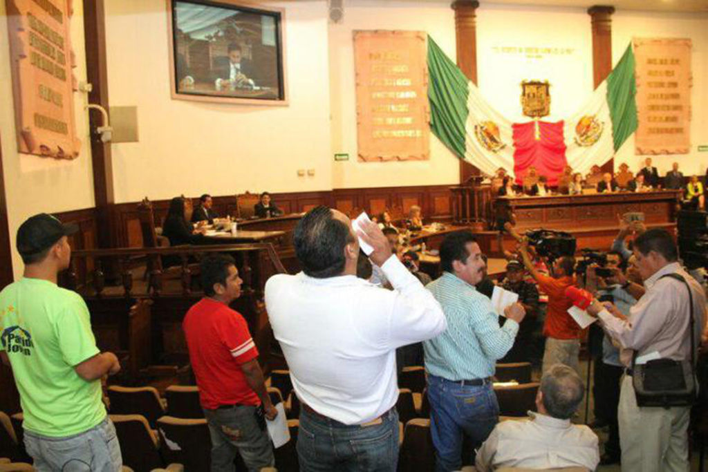 Volanteo. Repartieron entre los asistentes a la sesión volantes con la leyenda 'Ni un voto al PAN'.