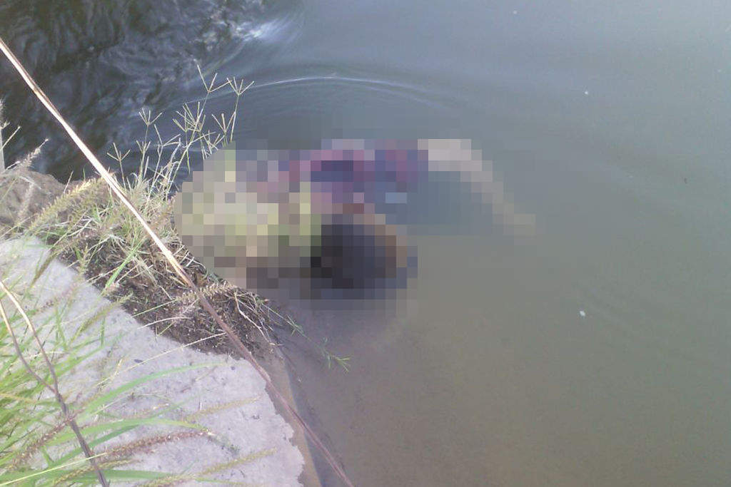 Cuerpo. Los vecinos se percataron que el cuerpo flotaba en el canal de riego y dieron parte a las autoridades.