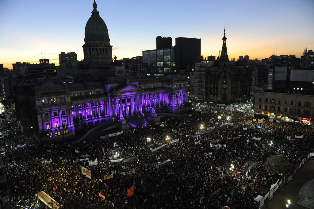 Reclamo.  Miles de personas se concentran en los alrededores de la plaza del Congreso argentino en Buenos Aires, durante una manifestación bajo el lema 'Ni una menos' para rechazar los feminicidios y reclamar la efectiva aplicación de la ley de protección integral contra la violencia de género. 
