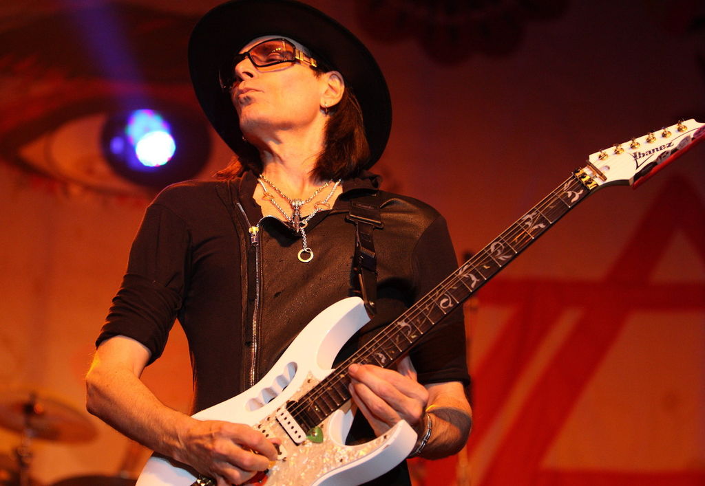 El compositor, vocalista, productor y guitarrista estadounidense Steve Vai, tres veces ganador del Premio Grammy en la categoría de Mejor Actuación Instrumental de Rock, celebra este sábado 55 años de vida. (ARCHIVO)