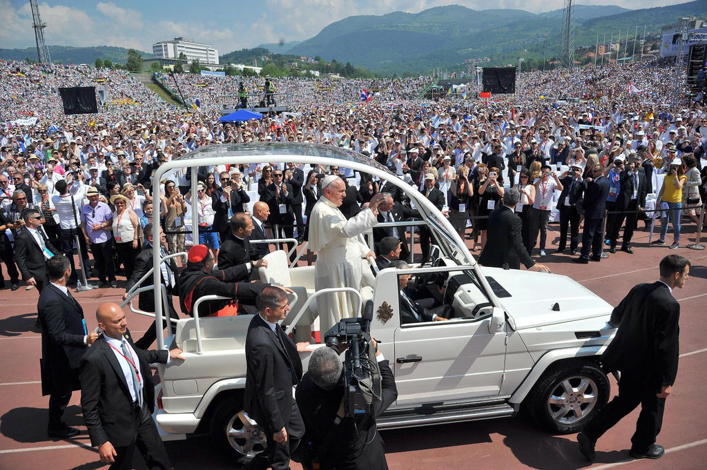Mensaje de paz. Miles de personas se reunieron en Sarajevo para ver y escuchar de cerca al Papa Francisco.