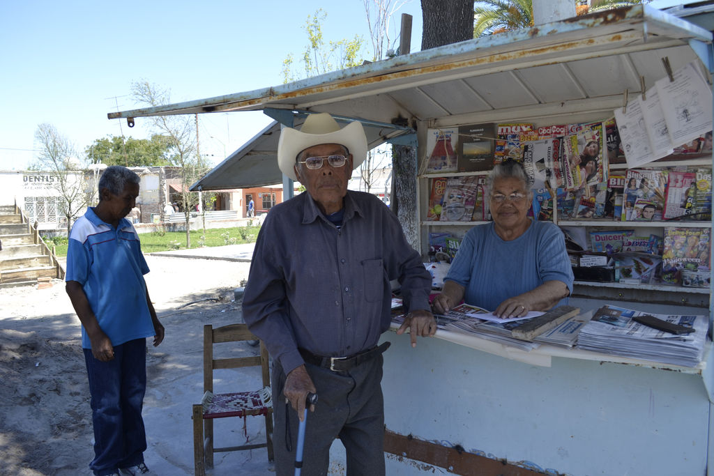 Tradición. La pareja conformada por Samuel y Alejandra, ha dedicado sus mejores años a la venta de periódicos en Tlahualilo. (CLAUDIA LANDEROS)