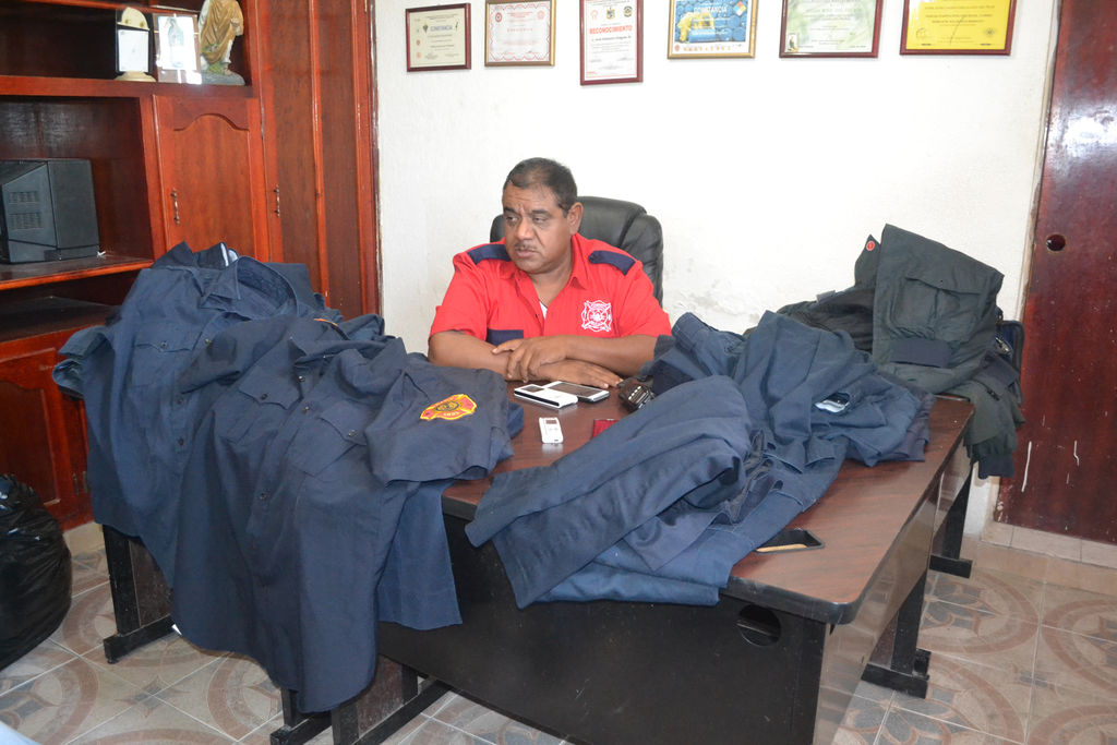 Hermandad. Los bomberos sampetrinos se hermanaron con bomberos de Estados Unidos y les regalaron uniformes. (MARY VÁZQUEZ)