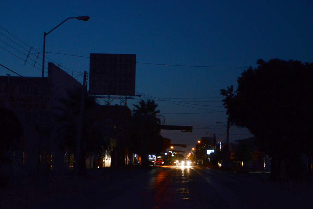Cambio lento. Varios son los tramos de la avenida Mariano López Ortiz o calle 12 que se encuentran en completa oscuridad. (Fernando Compeán)
