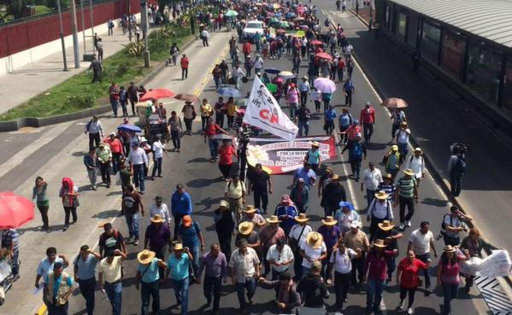 Encabeza la manifestación la sección XVIII de Michoacán y se han sumado integrantes del Sindicato adheridos a la CNTE de la sección IX del Distrito Federal. (Twitter)
