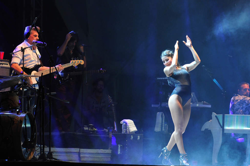 La vocalista de la banda María León sorprendió al público con su voz, su manera de bailar y su curvilíneo cuerpo. (Ramón Sotomayor)
