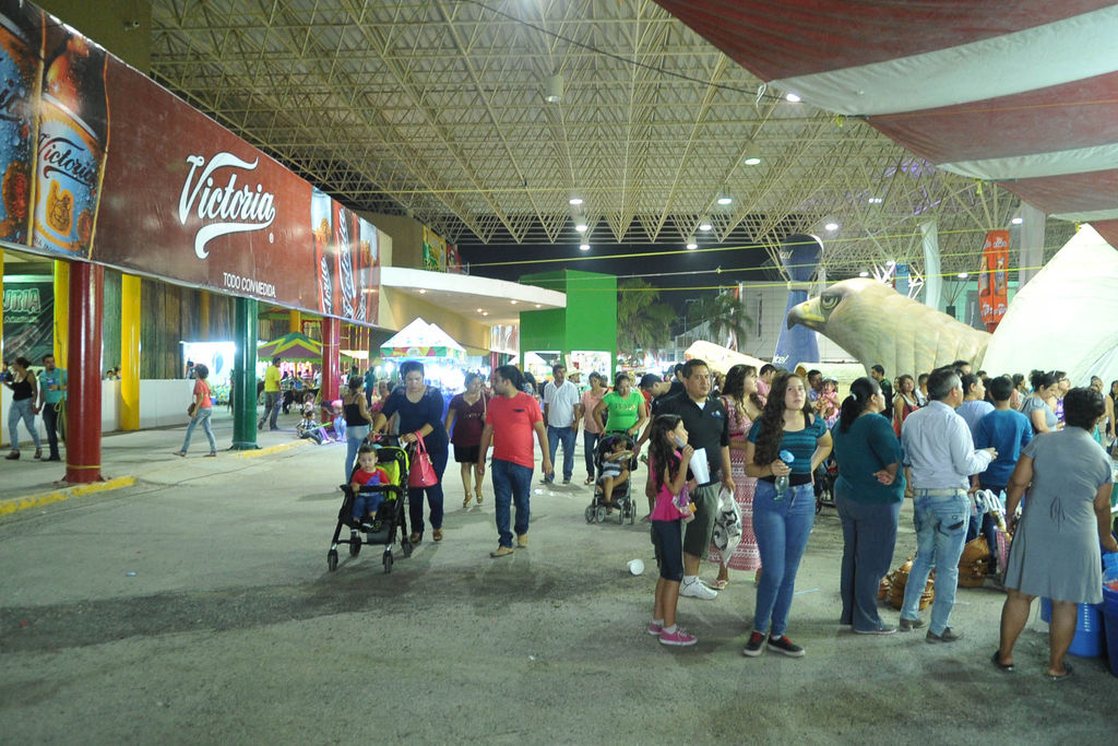De visita. Hoy comienza la Feria de los Niños, donde alumnos de primaria y preescolar acuden y disfrutan gratis la Feria. (EL SIGLO DE TORREÓN)