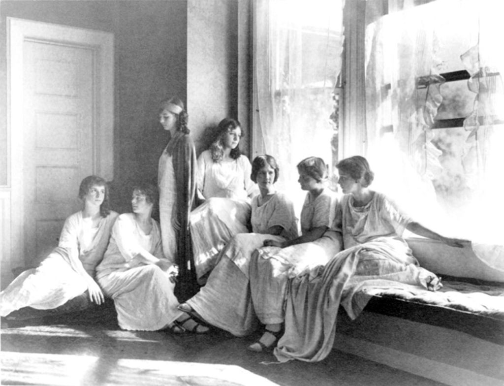 Isadora Duncan con sus estudiantes.Foto: Frances Benjamin.