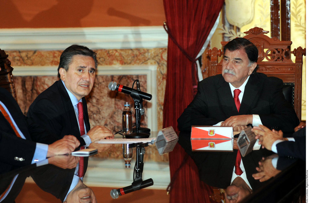 Trabajo. Luis Raúl González Pérez (izq)  habló sobre el tema desde Tlaxcala, donde firmó un convenio de trabajo.