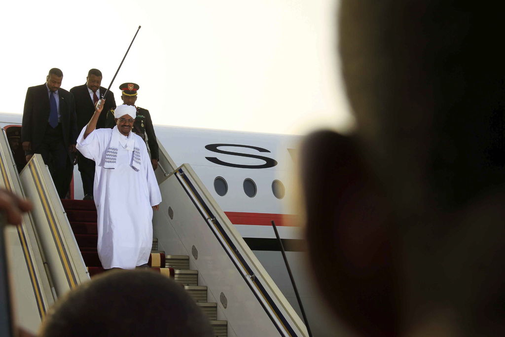 Sigue libre. Tras la orden de arresto que extendió la CPI, el presidente Al Bashir llega a Sudán. 