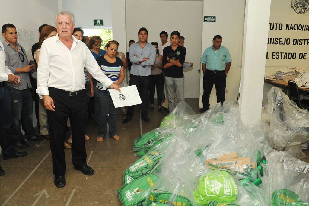 Pruebas. Jorge Zermeño, excandidato del PAN, llevó a la oficina local del INE varios de los paquetes que el Verde repartió. (Ramón Sotomayor)