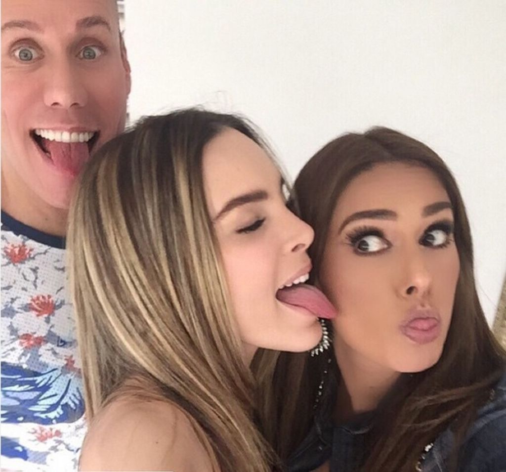 La cantante Belinda sorprendió a sus fanáticos cuando “lengüeteó” a la conductora Galilea Montijo. (INSTAGRAM)