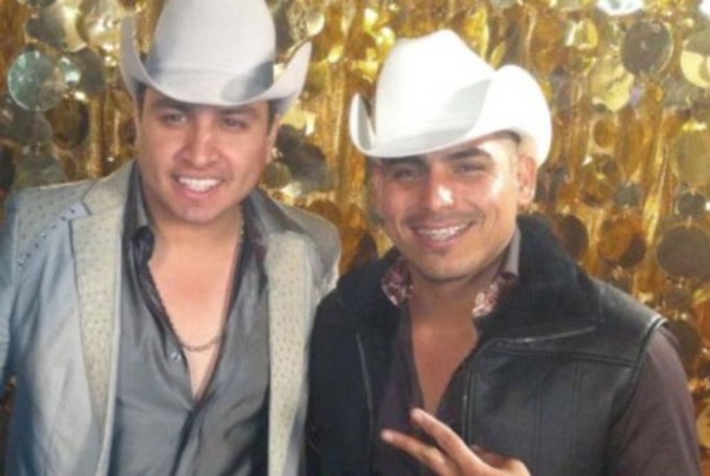 El cantante Julión Álvarez dijo que más allá de una rivalidad, tiene una fuerte amistad con Espinoza Paz.