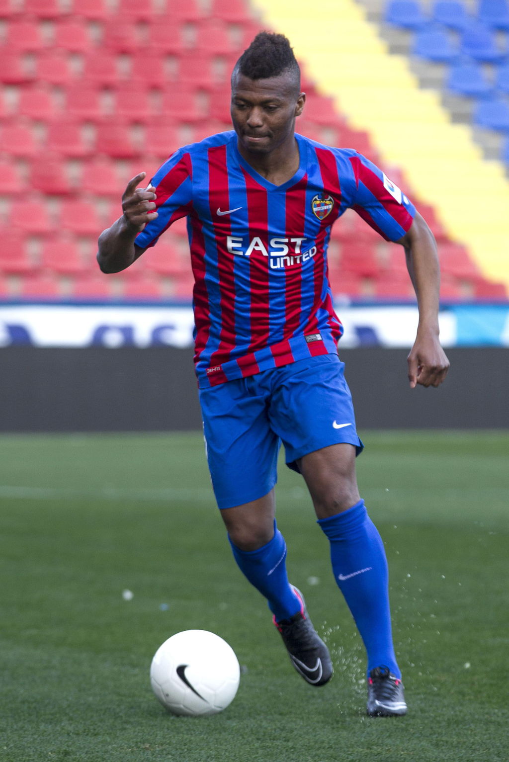 El nigeriano Ikechukwu Uche jugó con el Villarreal de España, anotó ocho goles. (EFE)