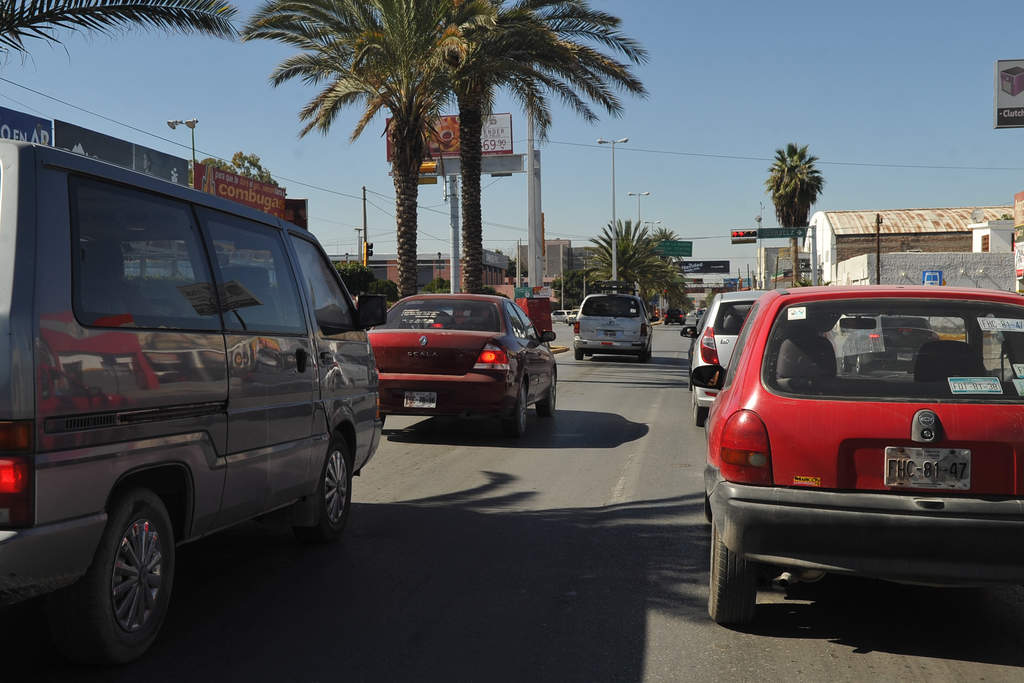 Señalan que un 90 por ciento de los vehículos que circulan con placas de Durango es de gente que radica en Torreón, según muestreos. (Archivo)
