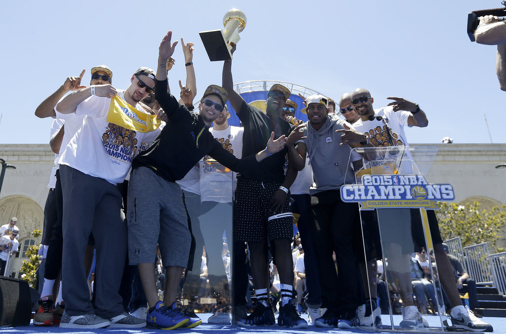 Los jugadores dedicaron unas palabras a sus aficionados antes de partir en el convoy para celebrar el campeonato, el trofeo conseguido fue puesto en alto por todos los elementos de Warriors de Golden State. (FOTOS AP)