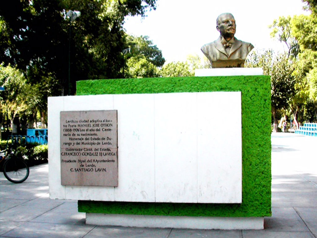 El monumento a José Manuel Othón en el Parque Victoria.
