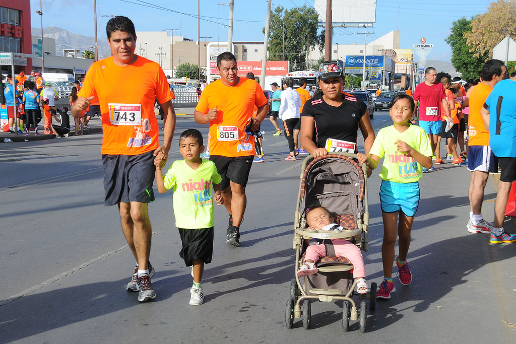 Muchos de los atletas realizaron el recorrido en compañía de sus familias completas. (Fotografía de Jesús Galindo)