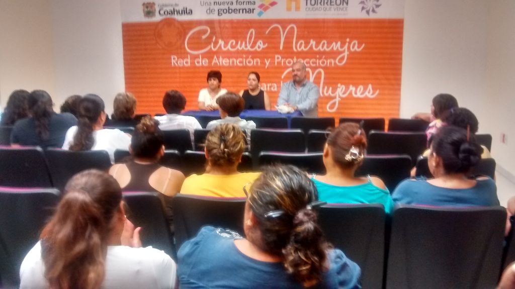 Natalia Fernández, directora del Centro de Justicia para la Mujer, dijo que las participantes recibirán capacitación para acceder a créditos, elaboración y administración del plan de negocios, entre otras cosas. (El Siglo de Torreón)
