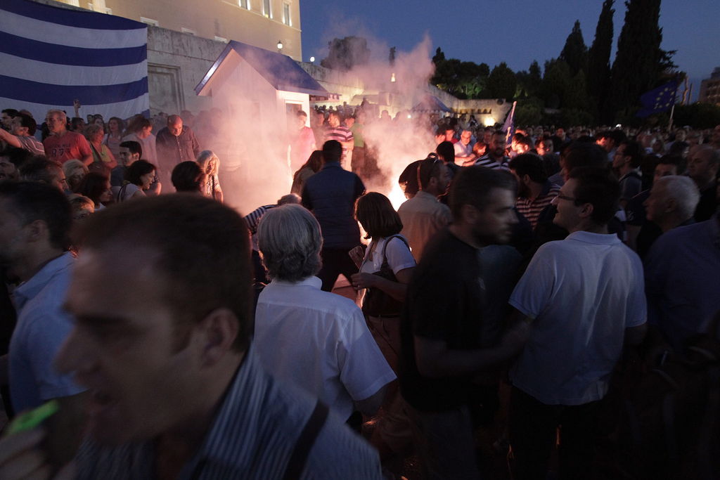 Rescate. Cientos protestan a las afueras del parlamento griego en horas de la negociación.