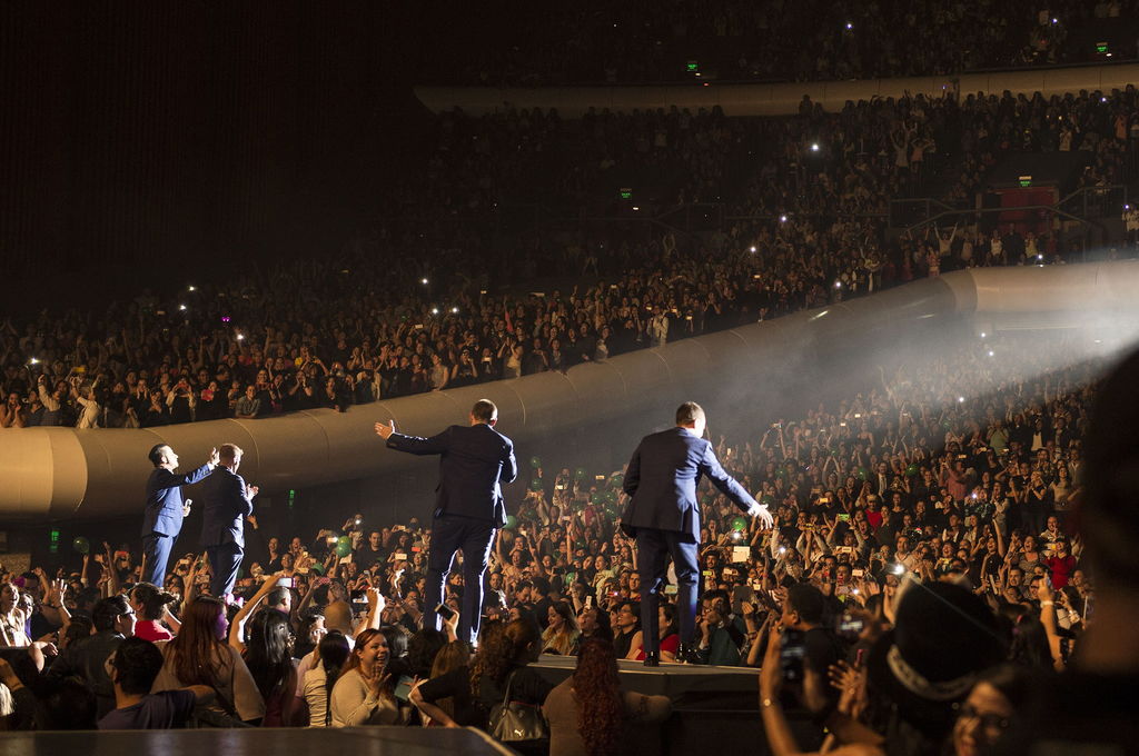 La banda reunió a 10 mil fanáticos en el primero de sus conciertos en el Auditorio Nacional. (EFE) 
