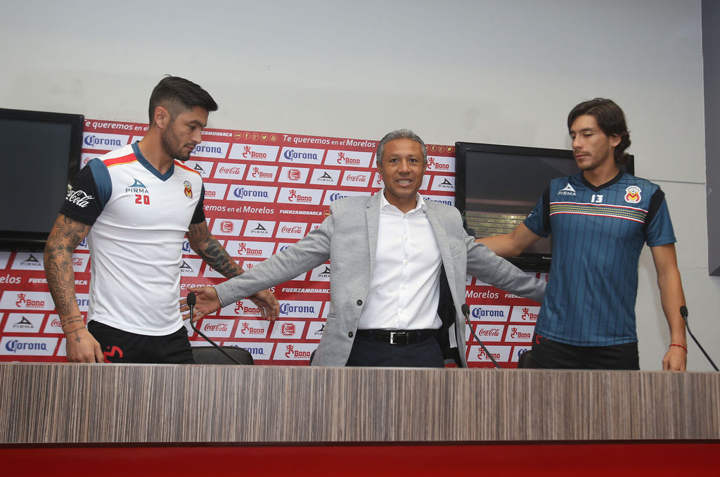 Rodrigo Millar (izq) y Cirilo Saucedo (der) fueron presentados como nuevos refuerzos del Club Morelia. (Notimex)