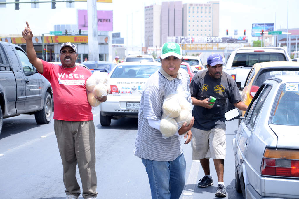 ‘Pachanga’. En las esquinas de La Laguna venden el melón en bolsa de plástico, desde 20 hasta 30 pesos. 