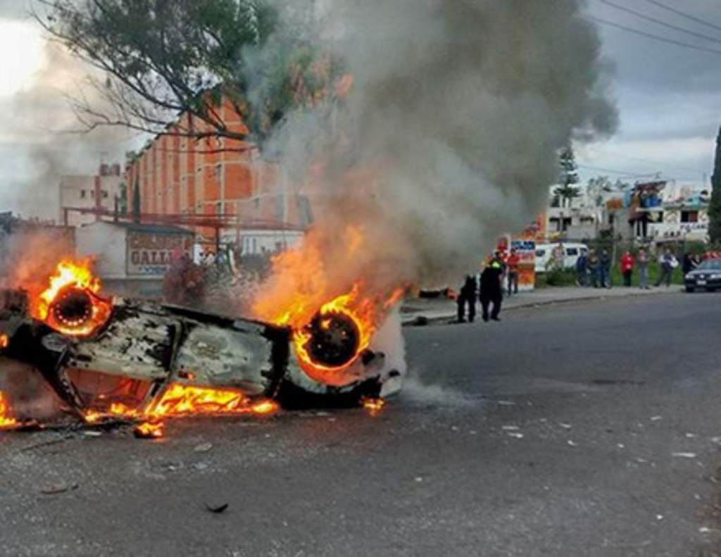 Los vecinos de la colonia Jardines de Morelos quemaron un auto y dañaron ambulancias y patrullas cuando se percataron que las tres mujeres y un hombre intentaban robarse a una niña. (TWITTER) 