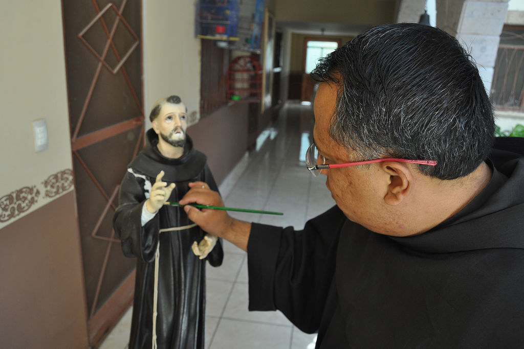 Rescate. Fray Jesús se encuentra en la parroquia de San Felipe restaurando varias esculturas. (GUADALUPE MIRANDA)