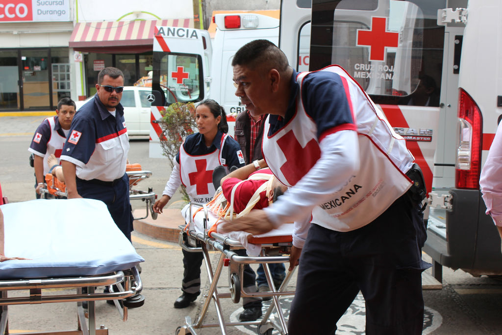 Atención médica. Paramédicos de la Cruz Roja atendieron a las personas heridas.