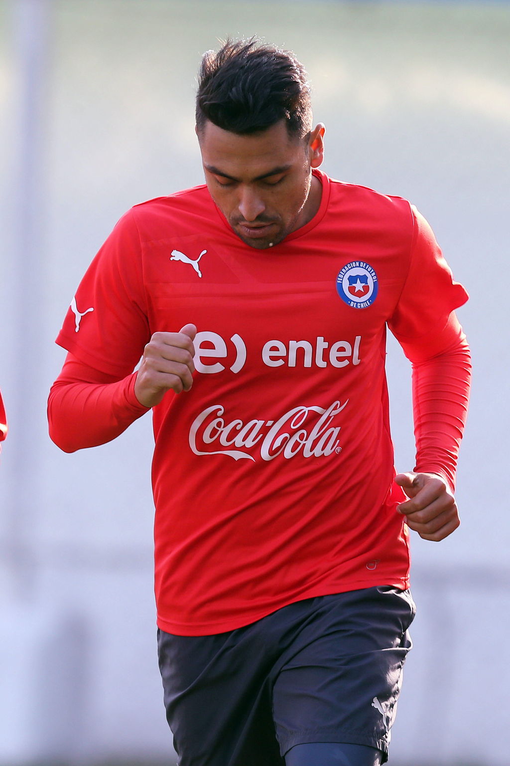 El defensa de la selección chilena de futbol Gonzalo Jara participa en un entrenamiento en el complejo deportivo Juan Pinto Durán.  (EFE)