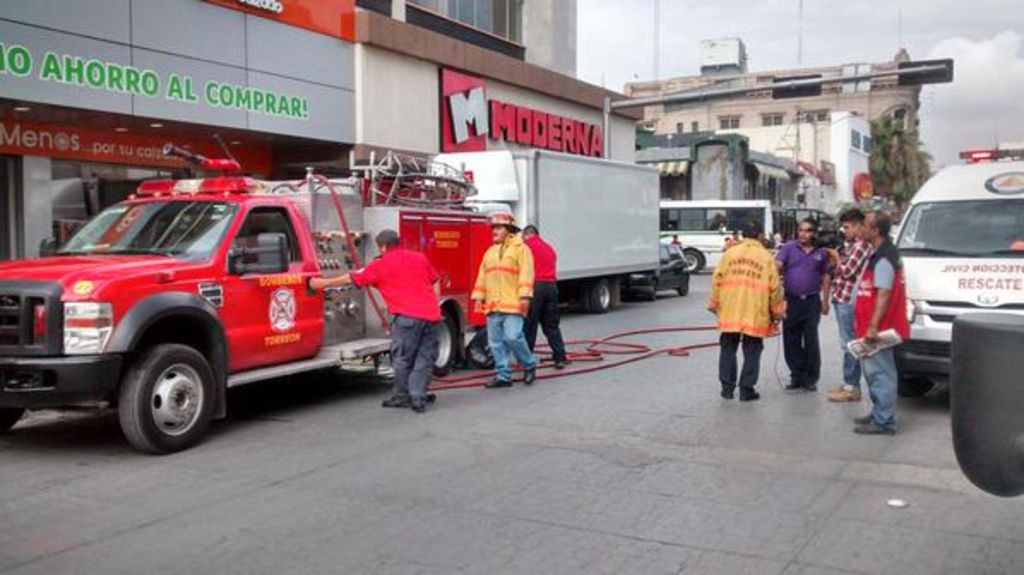 El paso vehicular por la avenida Juárez, a la altura de la calle Rodríguez fue cerrado al paso para permitir los trabajos de los bomberos que controlaron el problema en unos cuantos minutos. (EL SIGLO DE TORREÓN)