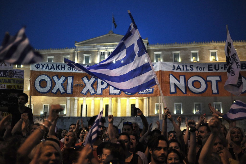 Los asistentes optaron por ignorar las draconianas restricciones bancarias que entraron hoy en vigor y volvieron a exigir el fin de las políticas de austeridad y la autodeterminación del pueblo griego. (EFE)