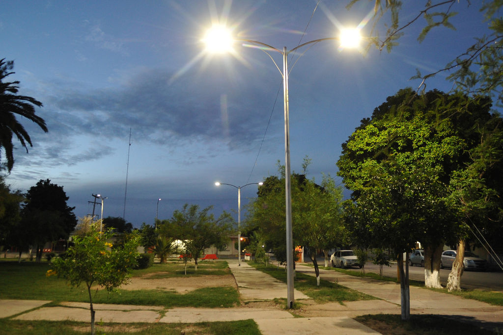 Alumbrado. La concesionaria lleva un avance cercano al 70 por ciento en la renovación de las lámparas. (ARCHIVO)