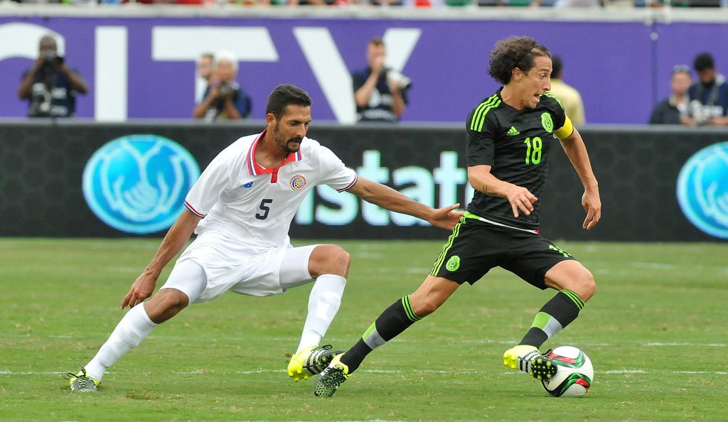 Andrés Guardado (d) conduce el balón ante la marca del costarricense Celso Borges en el juego amistoso contra Costa Rica. Andrés Guardado quiere darle el oro a la Selección