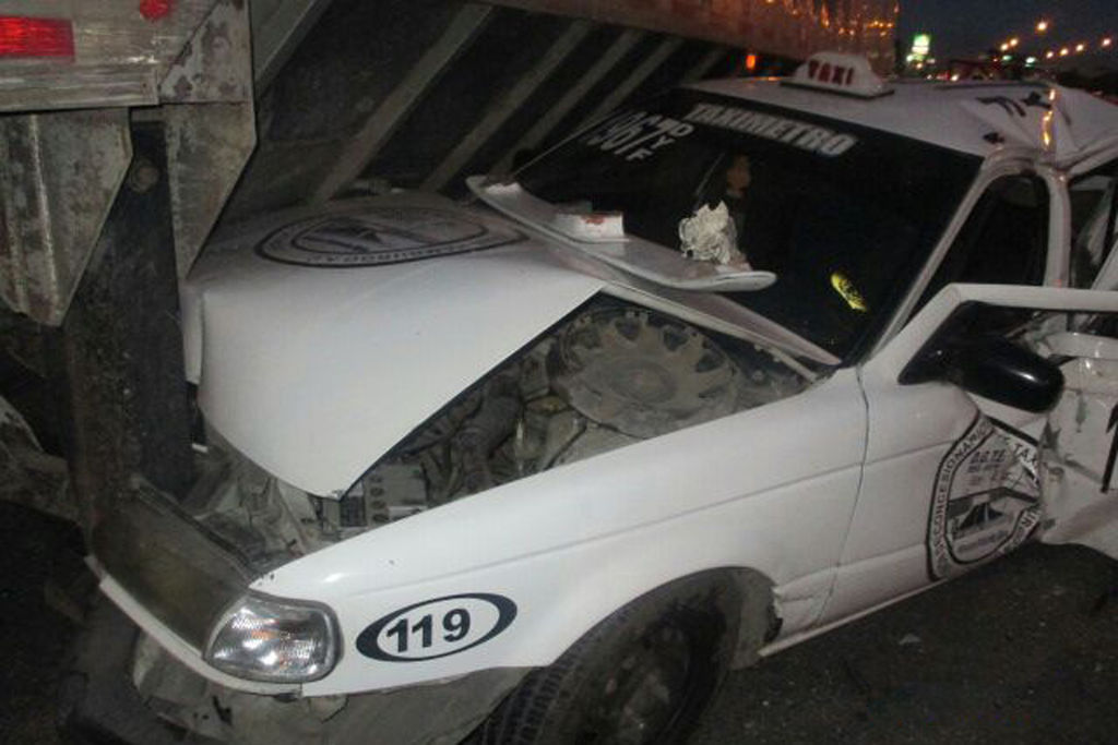 Herido. El conductor del taxi que se aprecia fue trasladado a un hospital ya que presentaba un traumatismo de cráneo.  