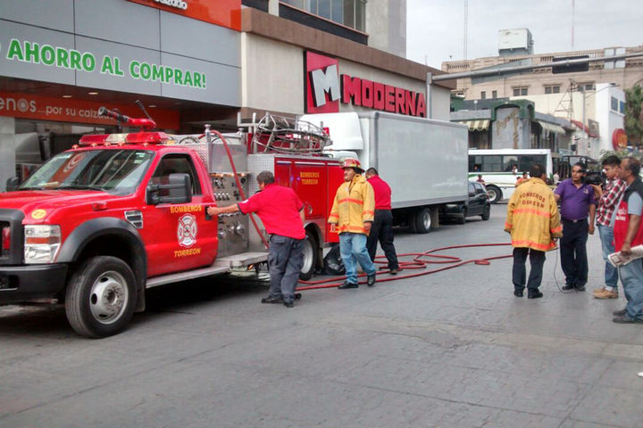 Auxilio. En pocos minutos llegaron los Bomberos y controlaron la situación.