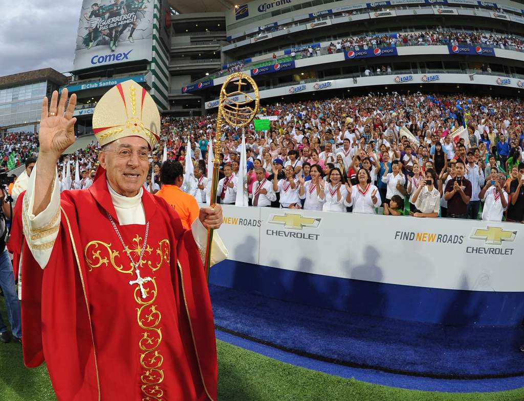 El obispo de Torreón, José Guadalupe Galván, saludó a los fieles durante la celebración eucarística con motivo de los 50 años de su vida sacerdotal, a la que acudieron miles de personas. (Ramón Sotomayor)