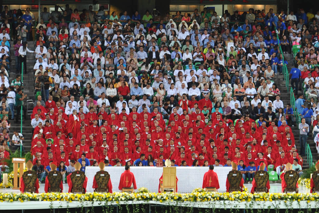  Fieles. Miles de personas mostraron su cariño al obispo de Torreón. (Ramón Sotomayor)