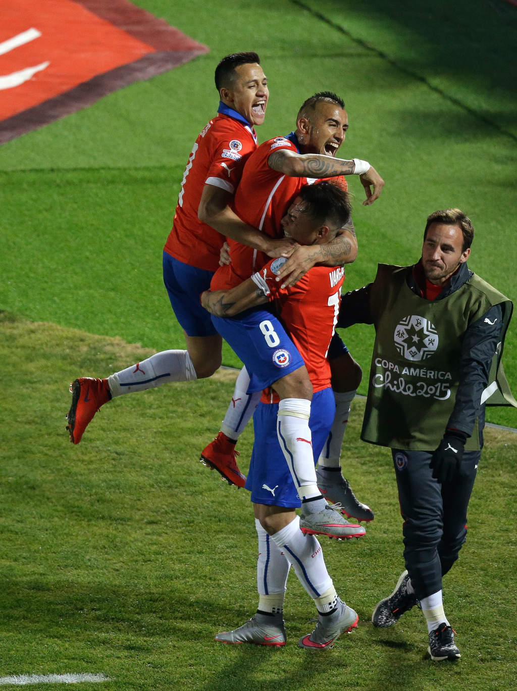 El chileno Eduardo Vargas (2-d) celebra su segundo gol con Alexis Sánchez (i) y Arturo Vidal (2-i).
