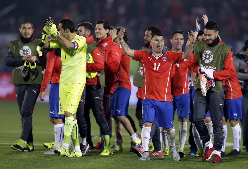 La selección chilena celebró su pase a la final de la Copa América, la primera en los últimos 28 años, tras un disputado encuentro ante Perú.
