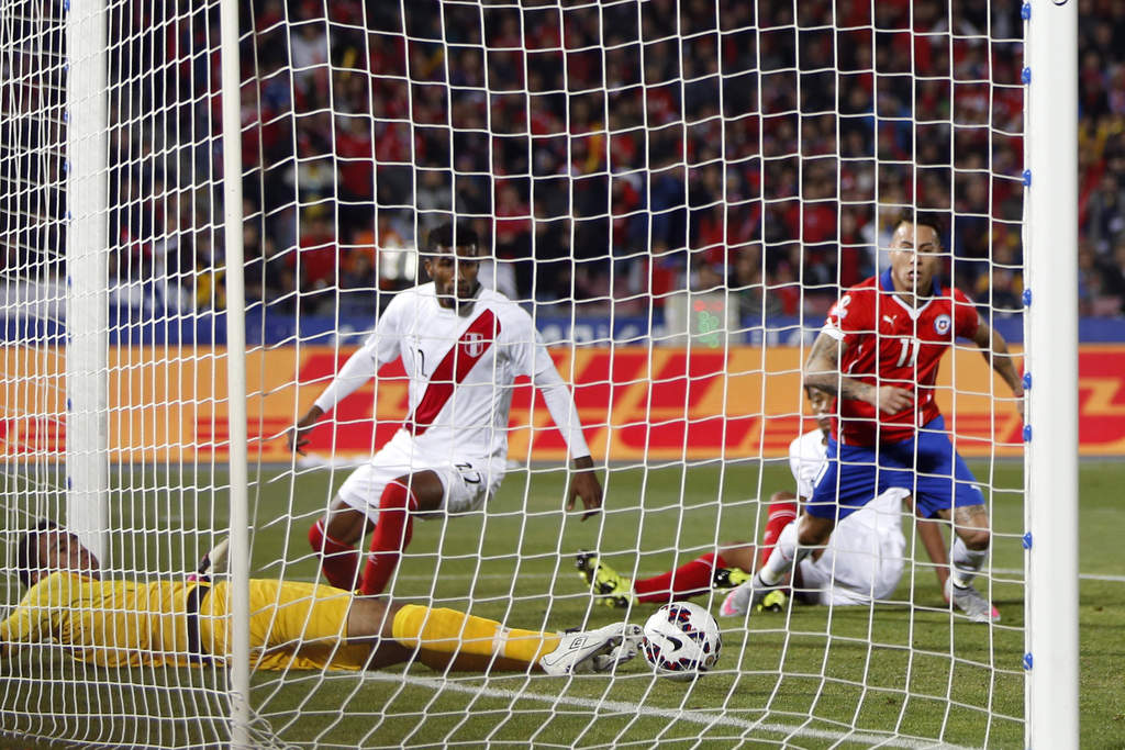 El chleno Eduardo Vargas anotó el primer gol al minuto 42. 

