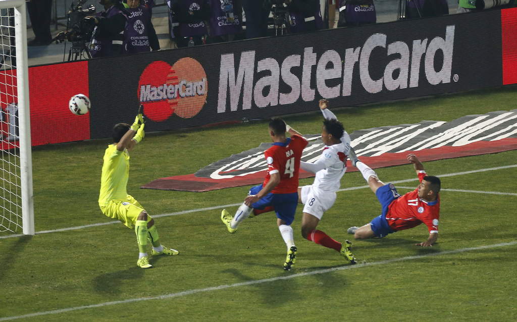 El defensa chileno Gary Medel (d) marca un gol en propia puerta durante el partido Chile-Perú, de semifinales de la Copa América de Chile 2015. 