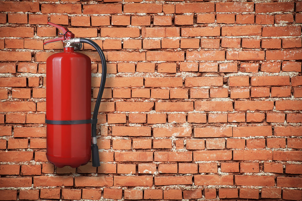 Es un aparato para extinguir incendios, que por lo común arroja sobre el fuego un chorro de agua o de una mezcla que dificulta la combustión. (ARCHIVO)