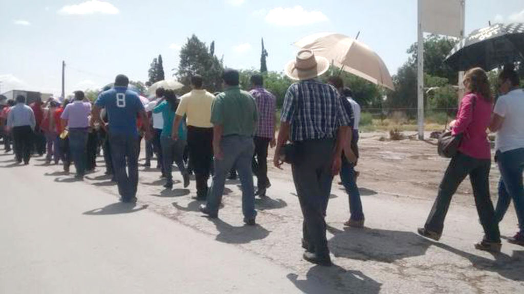 Los maestros marcharon sobre bulevar Ejército Mexicano en protesta a Reforma Educativa. (El Siglo de Torreón)