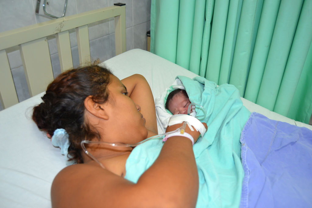 Sanas. Sugey Margarita Rocha y su hija se encuentran en recuperación en el Hospital General de Torreón. La mujer dio a luz a la bebé en el baño de la sala de espera de urgencias. (EDITH GONZÁLEZ)
