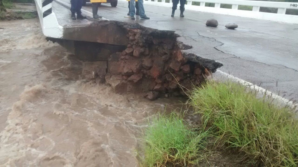 Situación. Varios puentes en algunos municipios están en mal estado y aún no se liberan recursos del Fonden para repararlos.