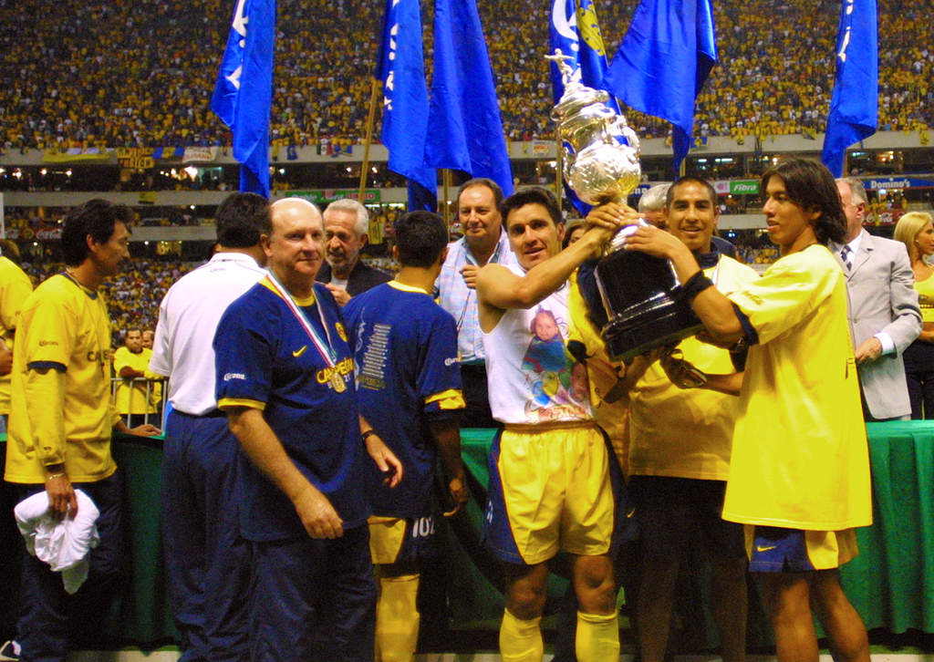 América ganó el campeonato contra Necaxa en el Verano 2002. Hubo polémica porque eran equipos del mismo dueño. 
(Jam Media)