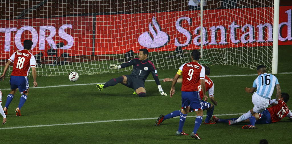 1-0. El defensor argentino Marcos Rojo aprovechó un balón que superó a la defensa para anotar el primer gol apenas al minuto 15 del encuentro en Chile. (Fotos AP, EFE y Jam Media)