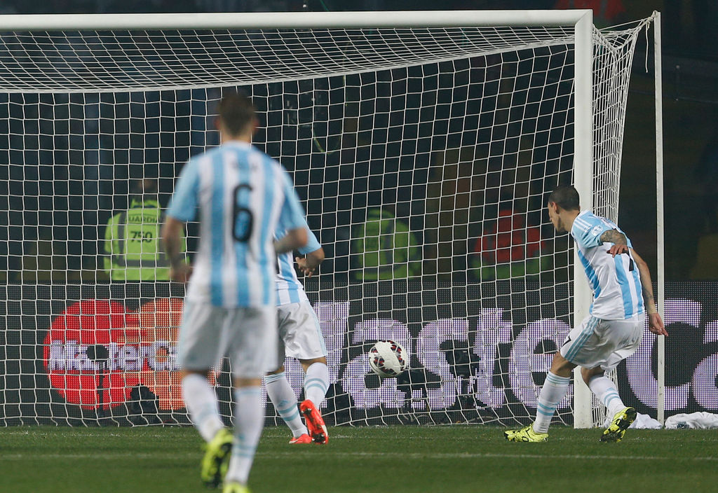 3-1. El segundo tiempo comenzó de buena forma para Argentina, que incrementó su ventaja 3-1 a través de Ángel di María, quien cerró una jugada a velocidad para cruzar al portero Villar, al minuto 47.